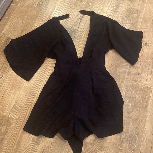 Women’s Olivaceous Short Sleeve Black Romper Size Medium - Picture 1 of 5